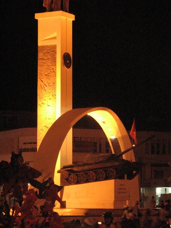 TƯỢNG ĐÀI.