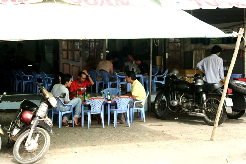 IMG 1961
Sidka từ ga (đón) ra quán (nhạo)